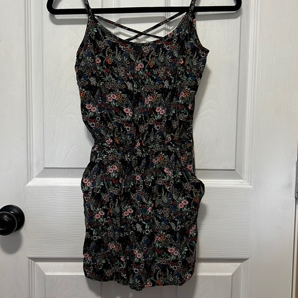 3/$20 Divided romper with pockets - Picture 1 of 3